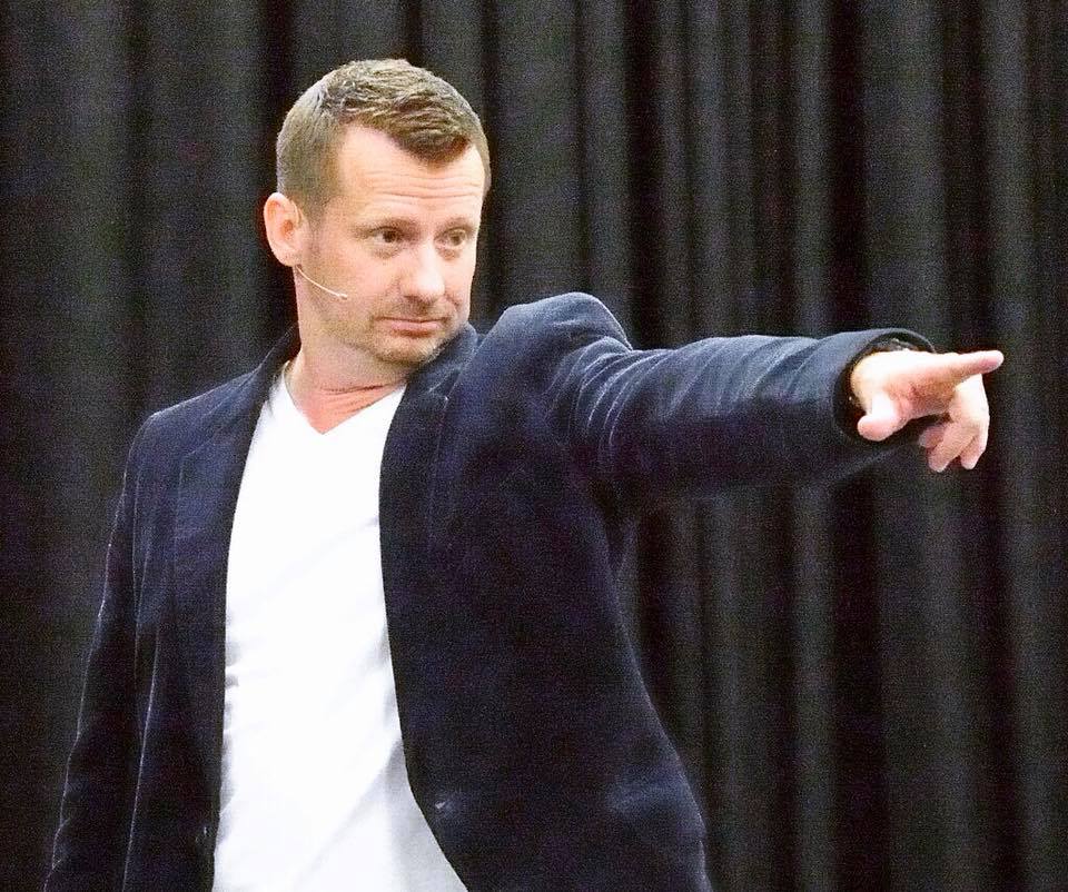 Stage Hypnotist UK Kris Anthony | HypnoticShow.co.uk